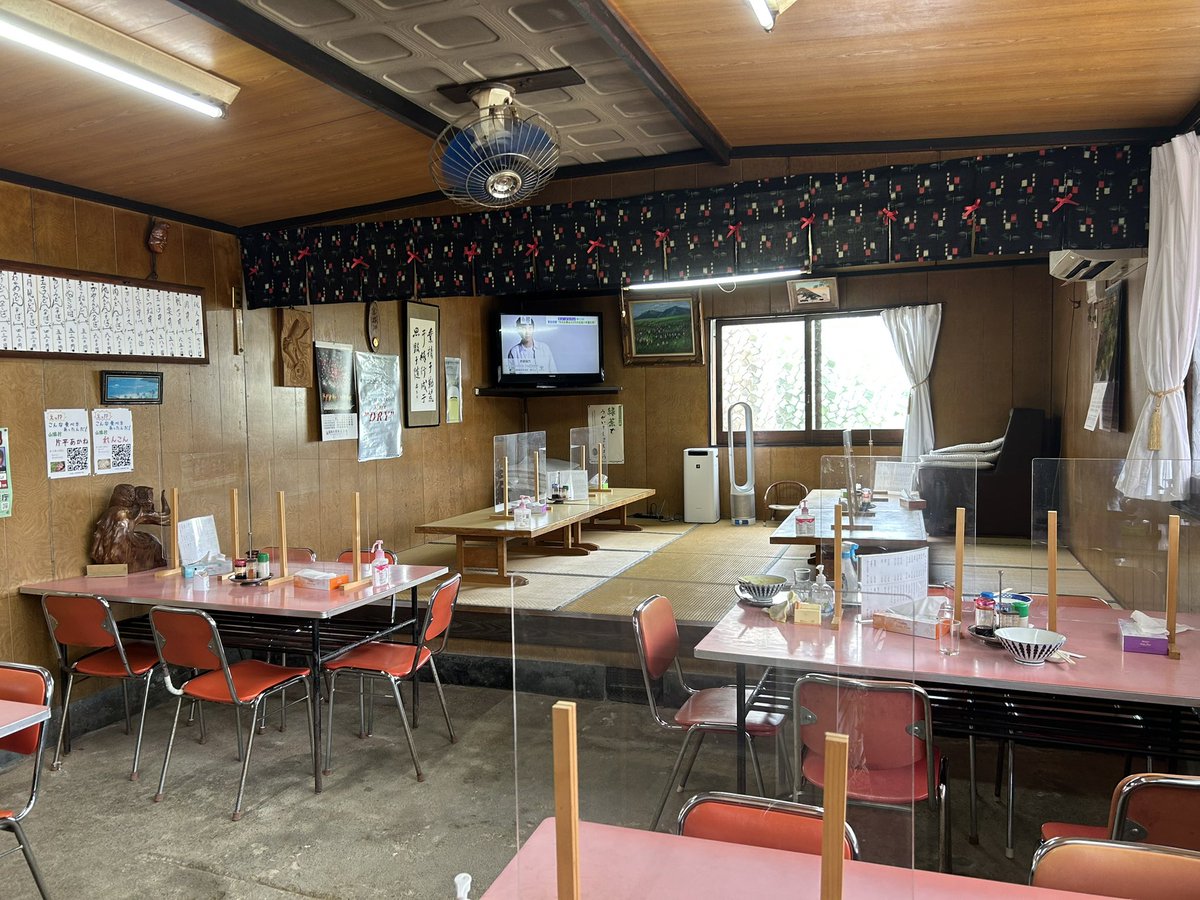 昭和のドライブイン
名阪国道の山添出口を降りたところにあるドライブイン山添。
昭和42年の開業から営業を続けられている。
現在の二代目店主のお母様が開業されたとのこと。
コンクリート土間、木の窓枠と型板ガラス、色褪せたテーブル、天井の扇風機など昭和が溢れていた。
食事も安価で美味しい。