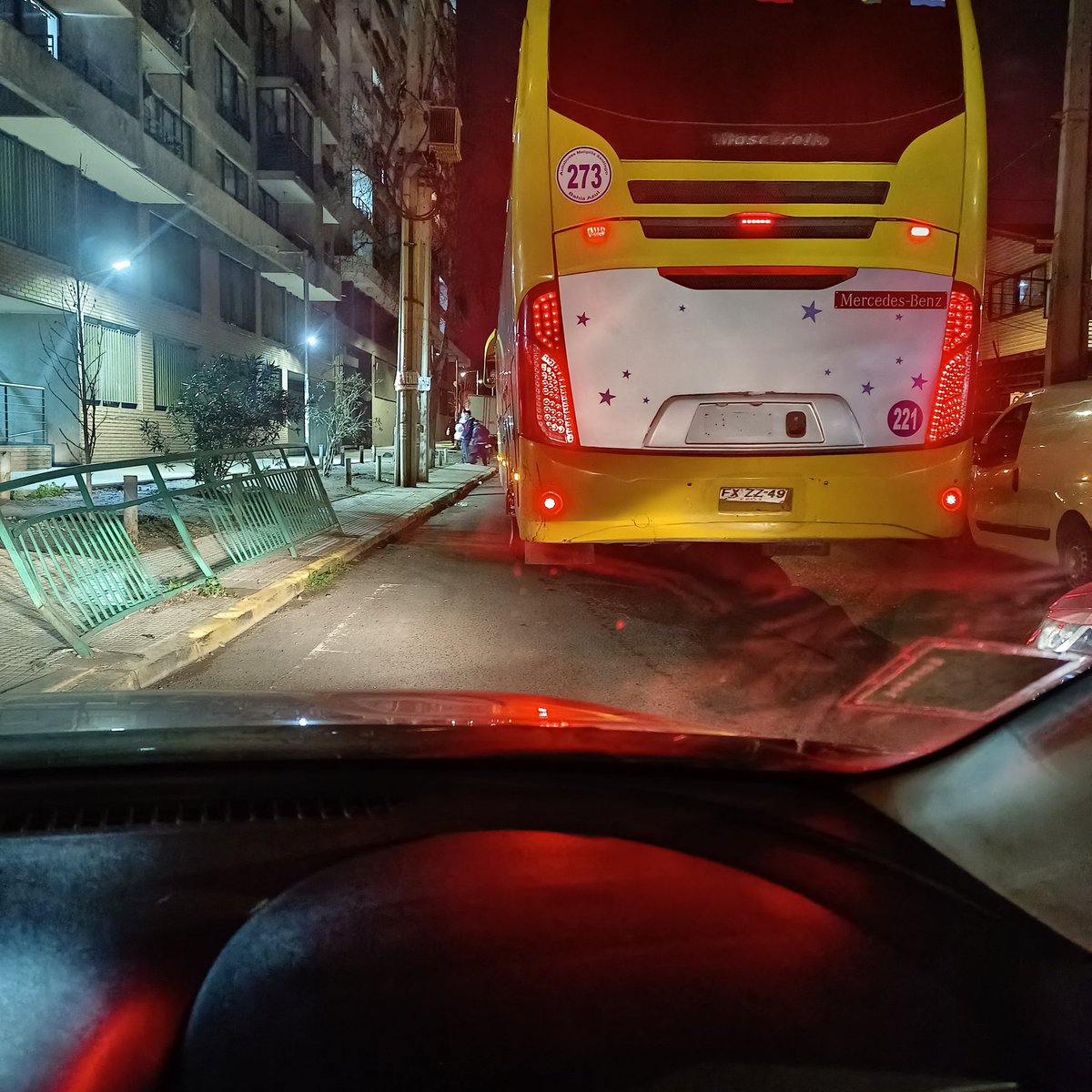 rorellanaj's tweet photo. Para variar los buses bloqueando el paso para ingresar a la casa. @muniecentral @fmunozv igual podrían hacer algo. Saludos. https://t.co/7rwWgyDnNZ
