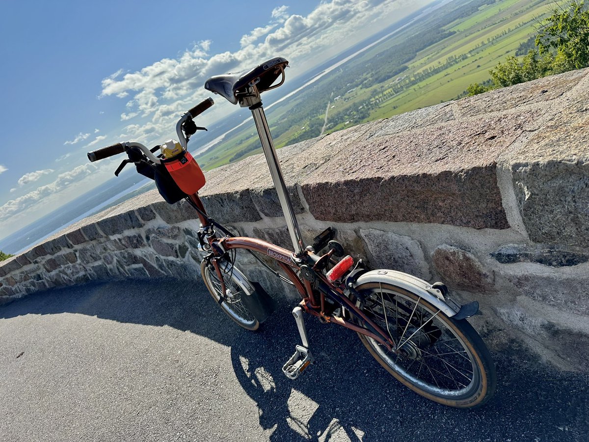 sfyro's tweet image. I had an awesome Friday afternoon. 

I forgot the roads are closed for AT use, which was an awesome bonus. Despite having a headwind in every direction, the weather and water was otherwise ☀️ and 👌🏼! 

And yes, this was a 🩴 Brompton #bikeswim. 

#ottbike #velogat #seenonmyride