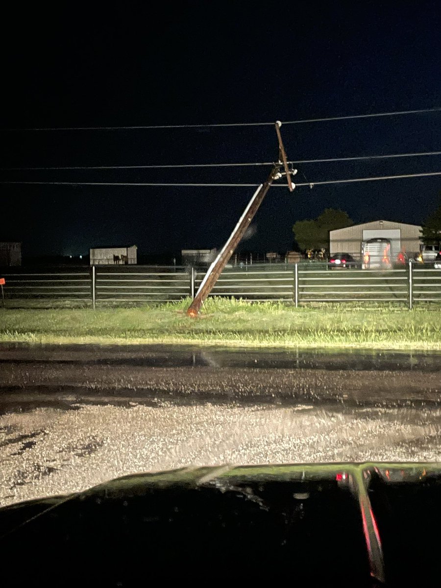 Code4Volts's tweet image. Had some wind damage south of Lake Elmer, NW of Kingfisher. A Cimarron Electric Cooperative Two-phase powerline pole snapped at the ground, just across from my drive. Power is still on. @tornadopayne @LaceySwope @ChasingtheMeso