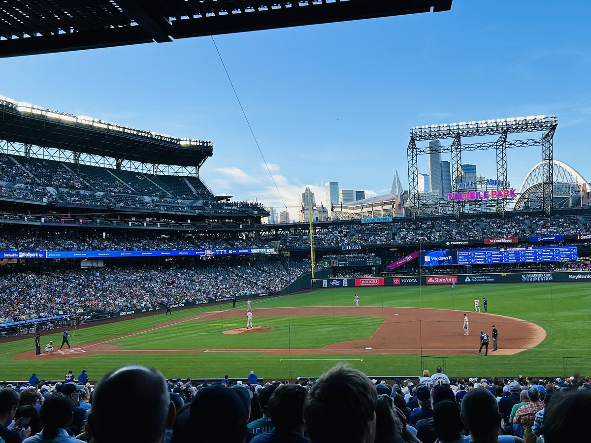 Beautiful evening for baseball! <a href="/Mariners/">Seattle Mariners</a> #gomariners
#seattlemariners #thesecanadianslovethemariners