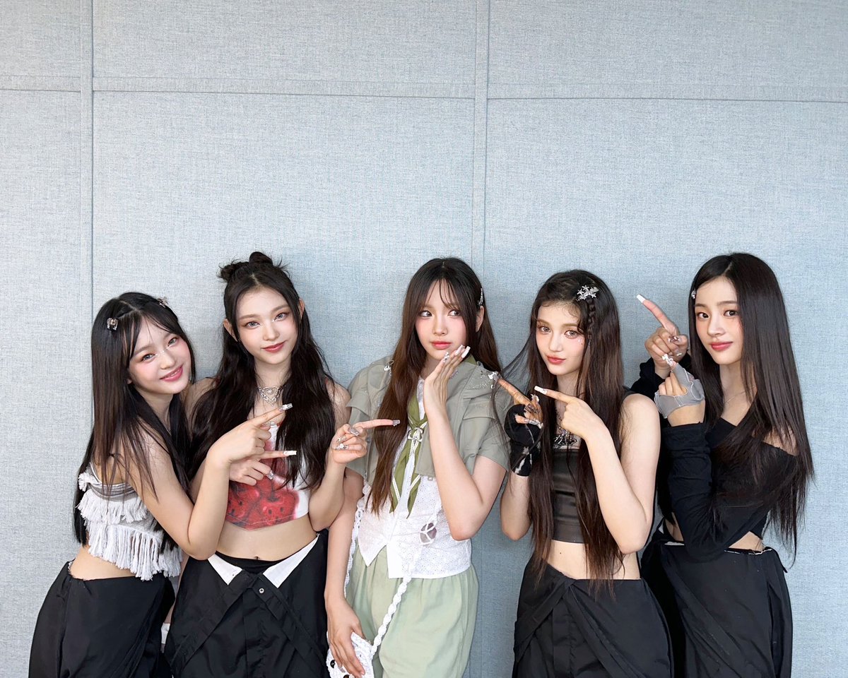 Kami tampil di World Scout Jamboree 2023 di Saemangeum K-POP SUPER LIVE kemarin dan itu sangat menyenangkan! Walaupun sang awan tampak sedikit menangis, tapi itu tidak mengurangi antusias kami untuk tampil. Hyein sebagai MC juga sudah bekerja keras. Sampai bertemu lagi nanti! ౨ৎ