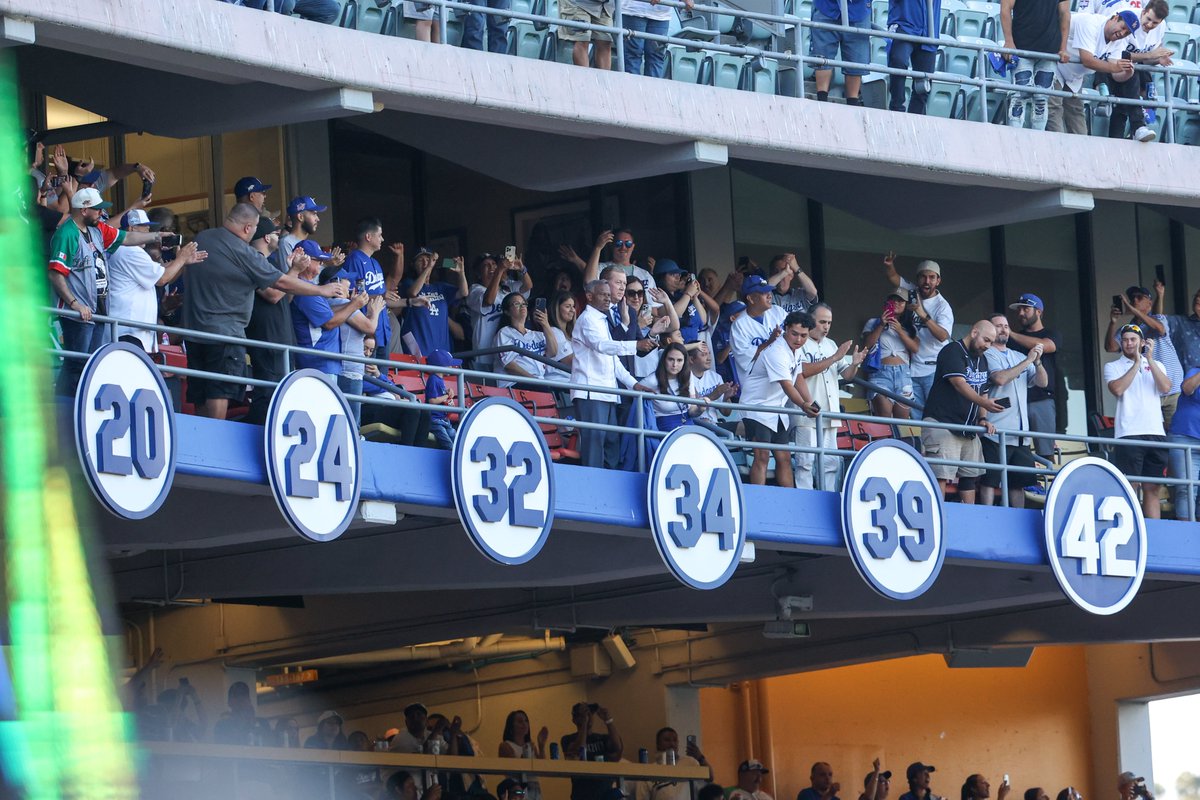 MLB_Mexico's tweet photo. ¡ERES INMORTAL, FERNANDO! 👏🇲🇽

@LosDodgers retiraron el número 34 de Fernando Valenzuela en una emotiva ceremonia. 'El Toro de Etchohuaquila' vivirá para siempre en el inmueble de Chavez Ravine.

#YoAmoElBeis https://t.co/mOlcS2Dh9F
