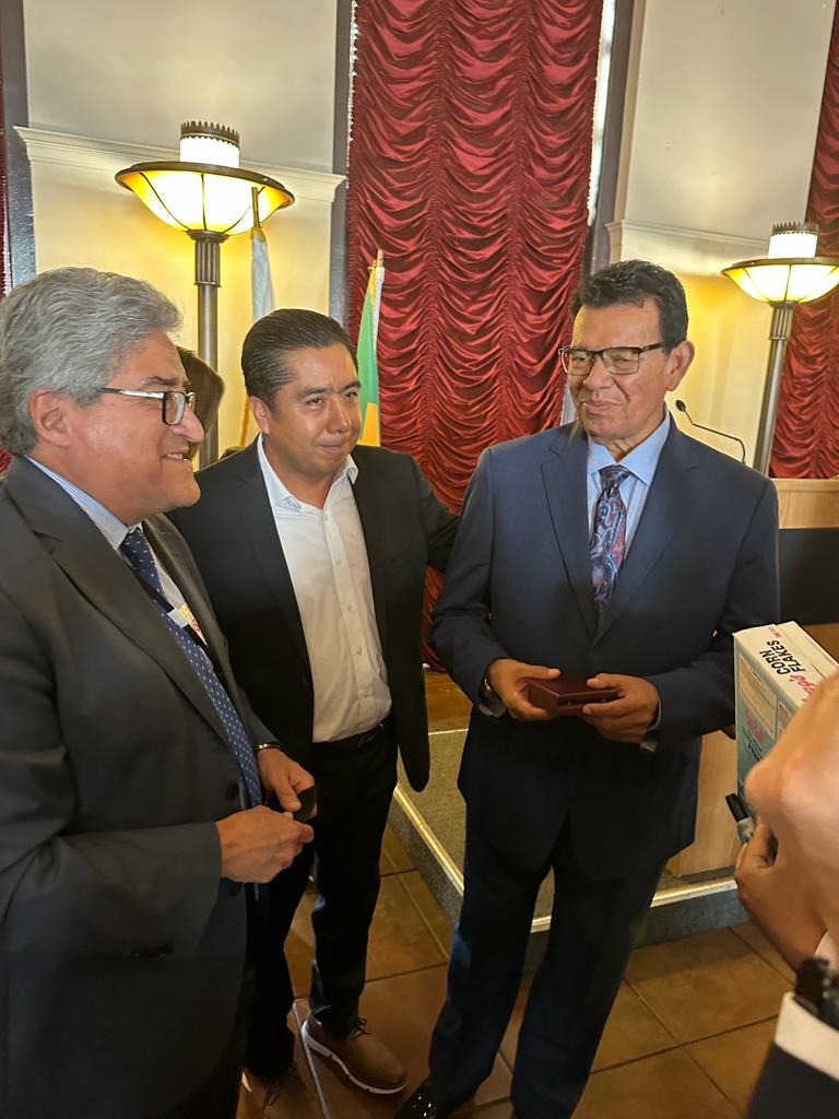 HectorAntonioMX's tweet photo. Homenaje al máximo pelotero de 🇲🇽 en la MLB, en ceremonia del retiro #34 que portó el🐃de las #GrandesLigas, y leyenda viviente de la novena #angelina, Fernando “El Toro Valenzuela”, en la Ciudad de Los Ángeles, declara hoy Día de #FernandoValenzuela
Eres grande entre los grandes https://t.co/59oPIwqhCp