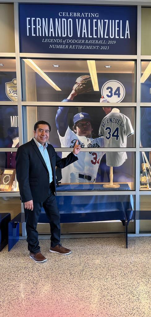 HectorAntonioMX's tweet photo. Homenaje al máximo pelotero de 🇲🇽 en la MLB, en ceremonia del retiro #34 que portó el🐃de las #GrandesLigas, y leyenda viviente de la novena #angelina, Fernando “El Toro Valenzuela”, en la Ciudad de Los Ángeles, declara hoy Día de #FernandoValenzuela
Eres grande entre los grandes https://t.co/59oPIwqhCp