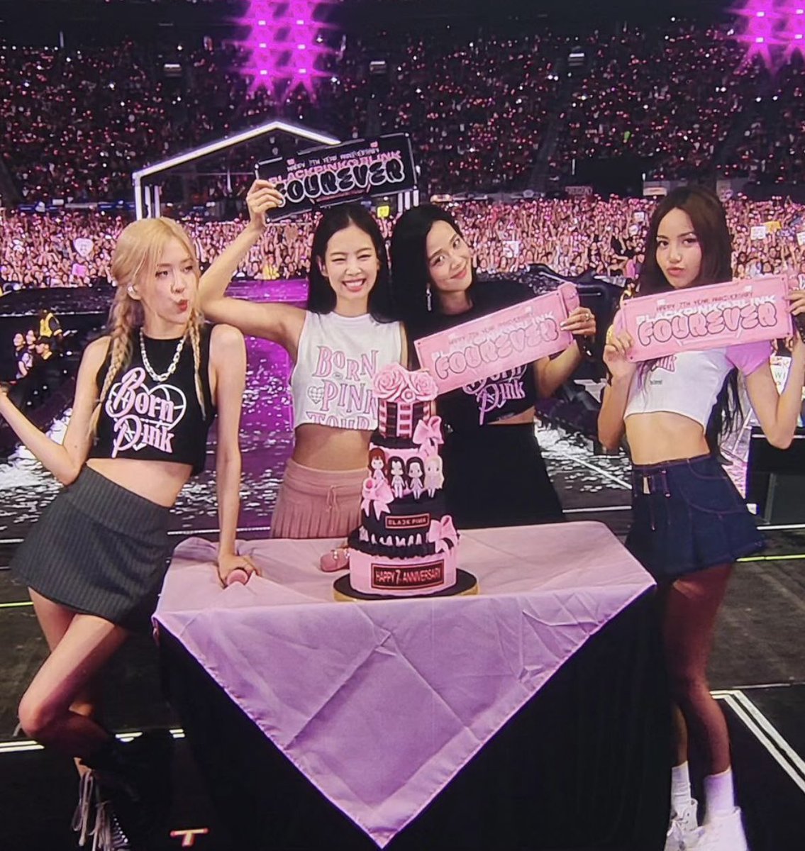 PopCrave's tweet photo. #BLACKPINK pose with their 7th anniversary cake during their sold-out show at MetLife Stadium. https://t.co/EtjGR0s2sT