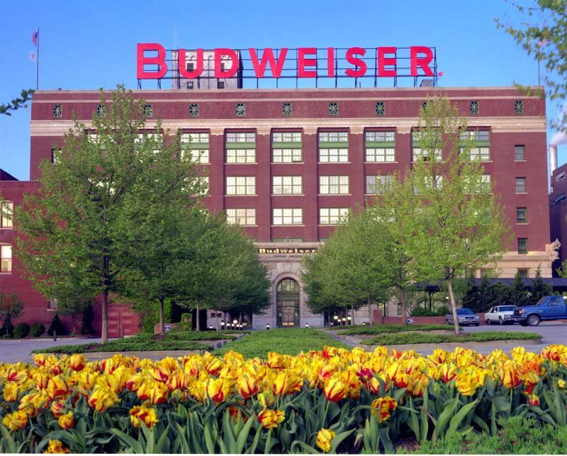 MSazdanoff's tweet photo. @zachlanebryan you, the AB union employees, and the iconic Saint Louis Budweiser sign. You could play an insanely legendary concert for our summer festival or fall festival. Let’s get it arranged. Do it for America! https://t.co/02v1rFeDo3