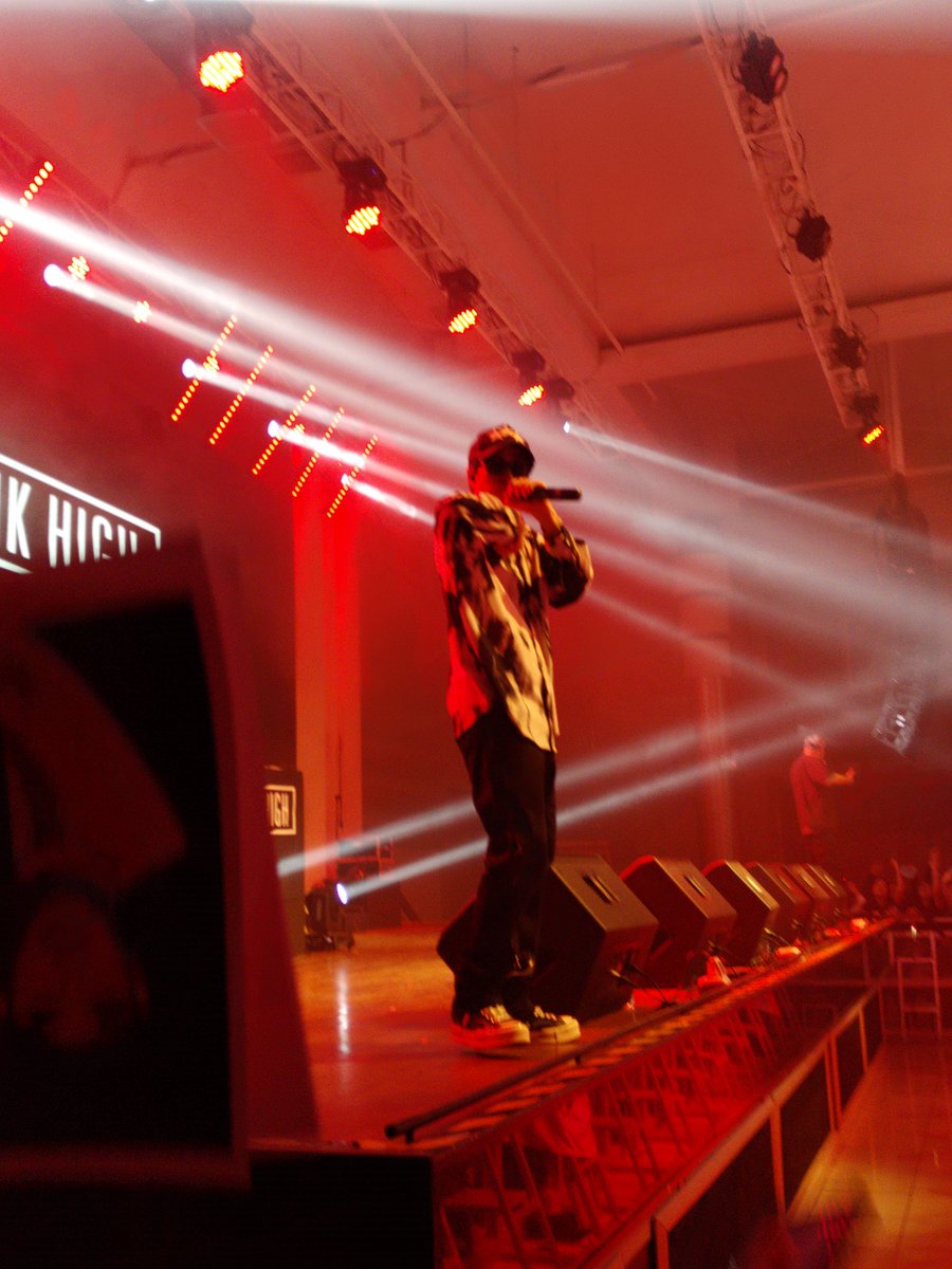 eliza055_'s tweet photo. Yskskaksjska Tablo me señalooo #epikhighinPeru https://t.co/RjZIQDVTJ7