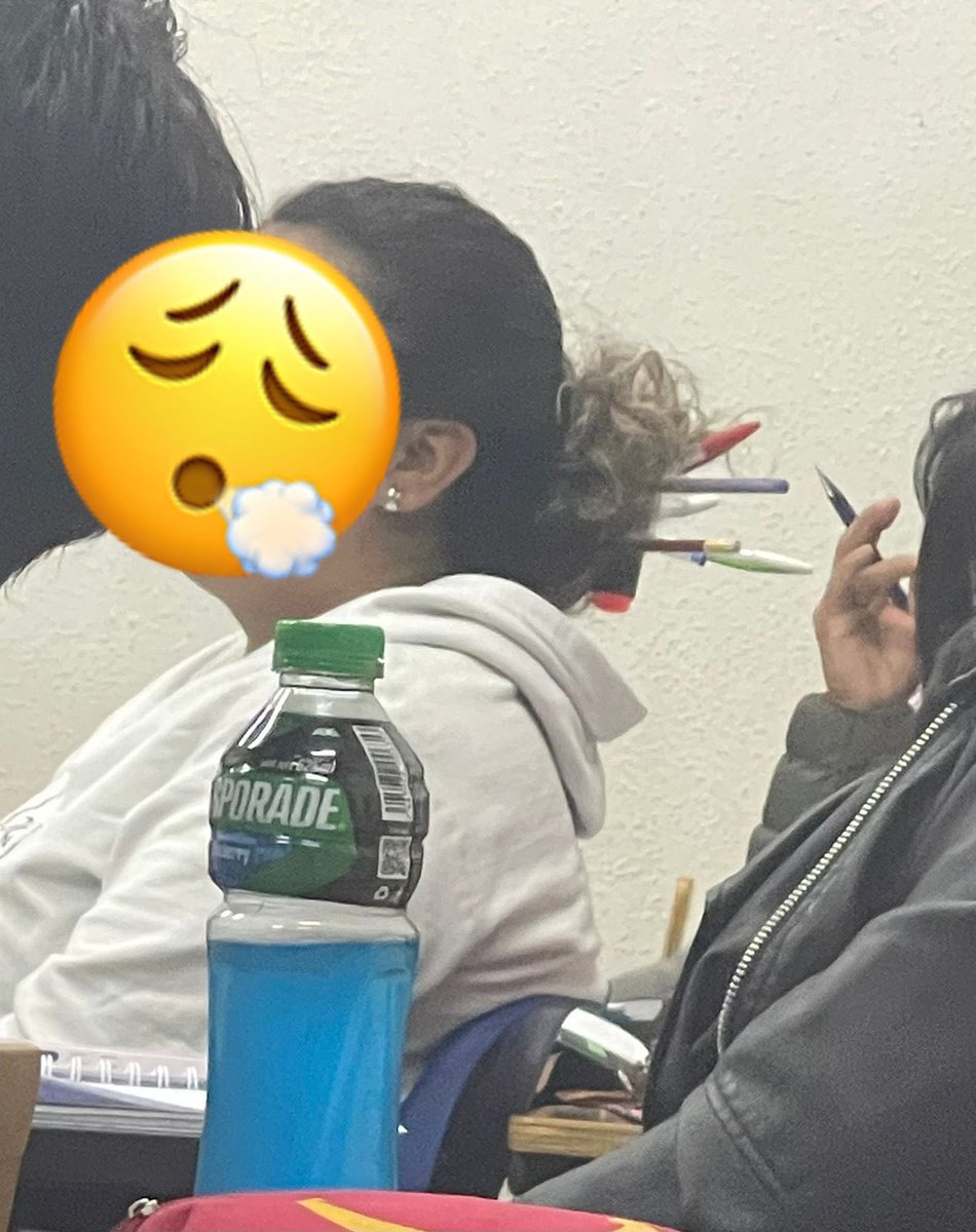 Eso de andar llevando cartuchera de lapiceros  a la U es de niños mejor hay que ingeniarselas 😂🤣👷‍♀️