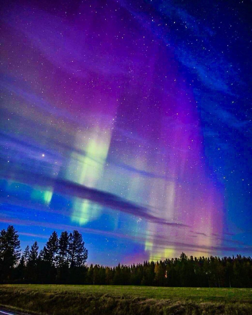 LakotaMan1's tweet photo. The Ojibwe and Cree Nations believe that the Northern Lights are the spirits of dearly departed loved ones — dancing their way home to the stars. https://t.co/9YgFpfsW0i