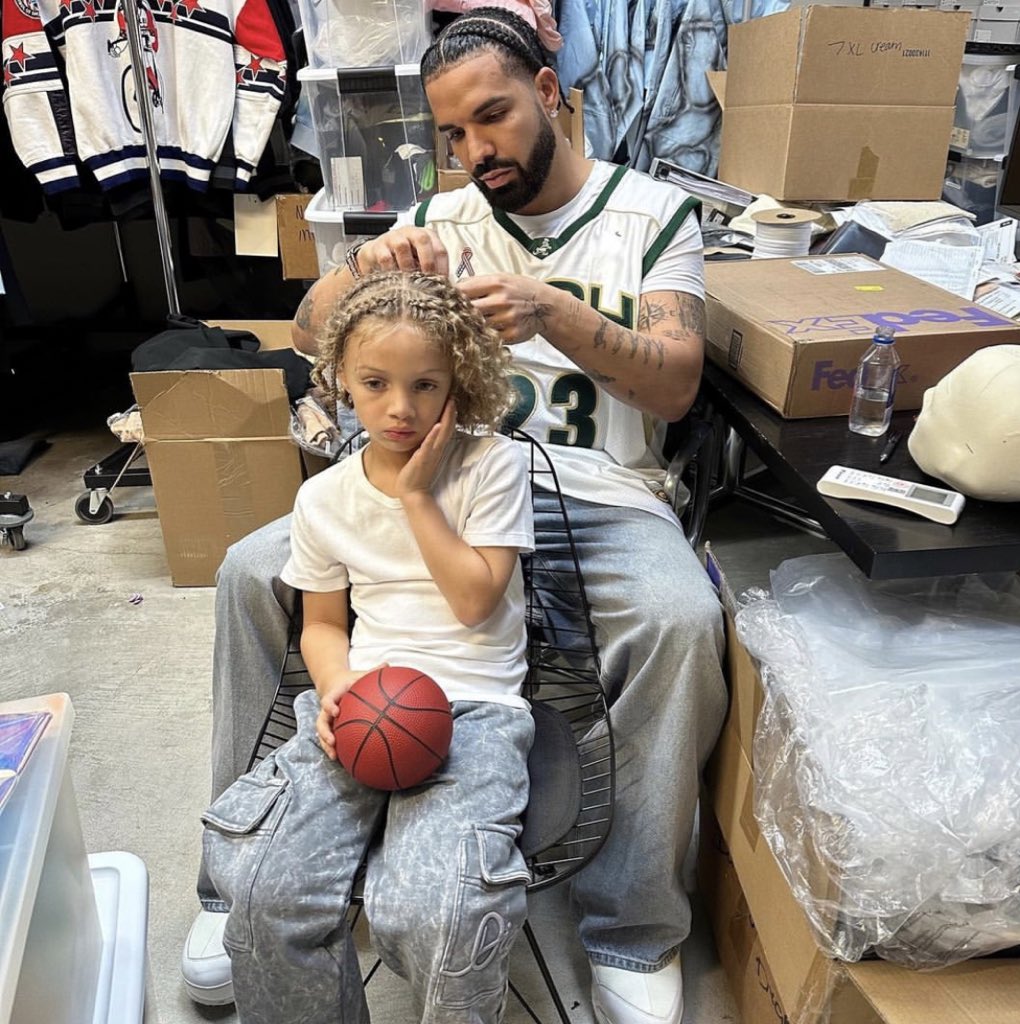 RapFavorites's tweet image. Drake and Lil Yachty’s exchange 😭