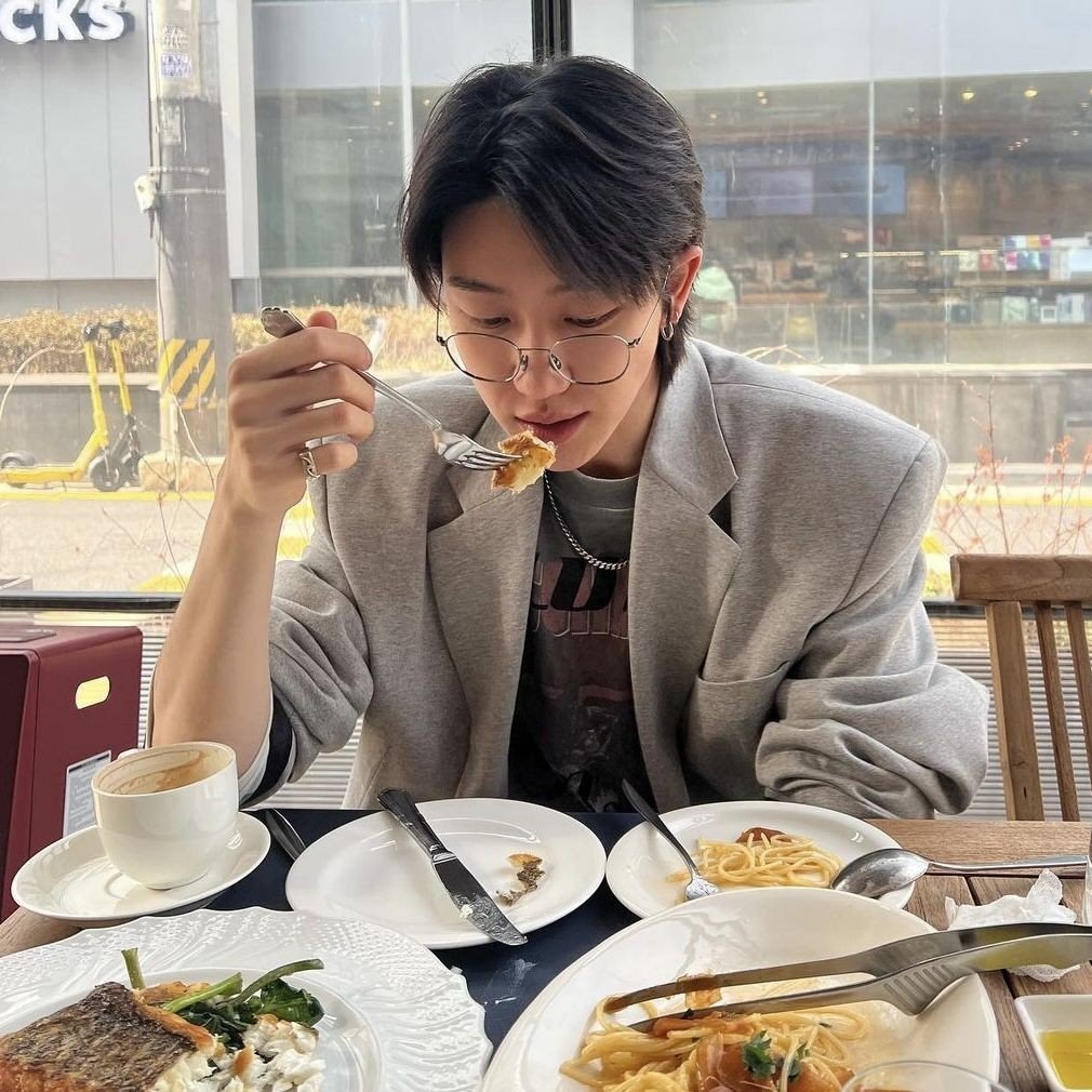 kiro_eisa's tweet photo. hi! i'm kiro, I'm looking for interactive moots!

 - he/him filo '02
 - new to #kpoptwt &amp; #stantwt
 - lf carat, engene, stay moots 
- any fandom is welcome 

♡/↻ to be moots + to spread. thank you! https://t.co/2cZgi2TC2t