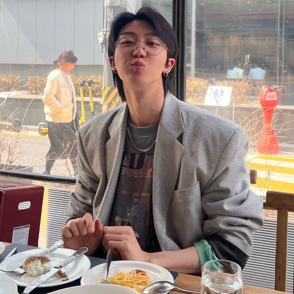 hi! i'm kiro, I'm looking for interactive moots!

 - he/him filo '02
 - new to #kpoptwt &amp; #stantwt
 - lf carat, engene, stay moots 
- any fandom is welcome 

♡/↻ to be moots + to spread. thank you!