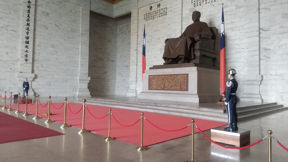 F44912674's tweet photo. 中正紀念堂。
まもなく交代式！
蒋介石のスケールが伝わるかな？ https://t.co/b5IYQUkVBh