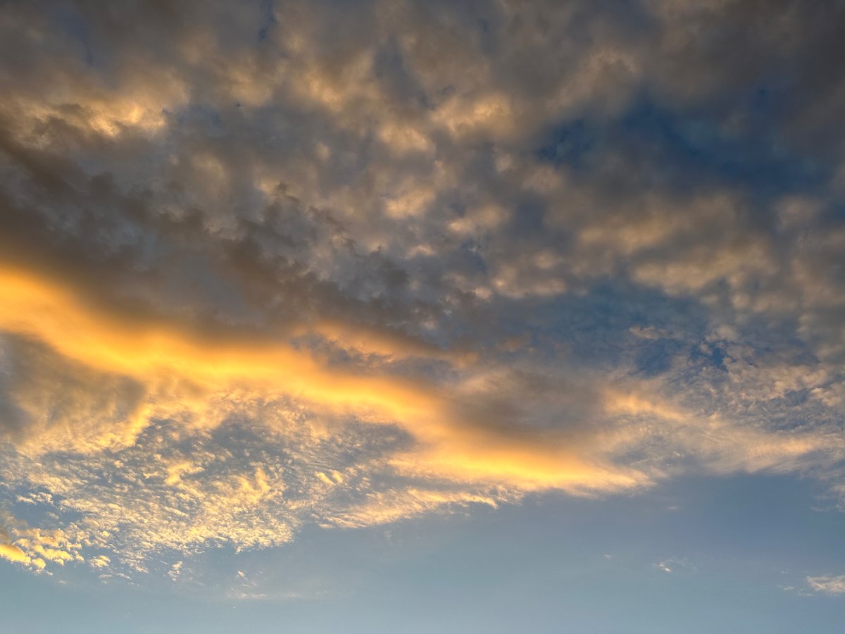 ctaMike's tweet photo. Another inspiring South Bay sunset. The view from San Jose this Friday night. @NativeSantaCruz @RobMayeda @LyanneMelendez @TunedToTheresa @CTAElizabeth @SrveaPrez @KariHallWeather @PaulKPIX @JohnShrable @NWSBayArea https://t.co/8OFFCsVpR8