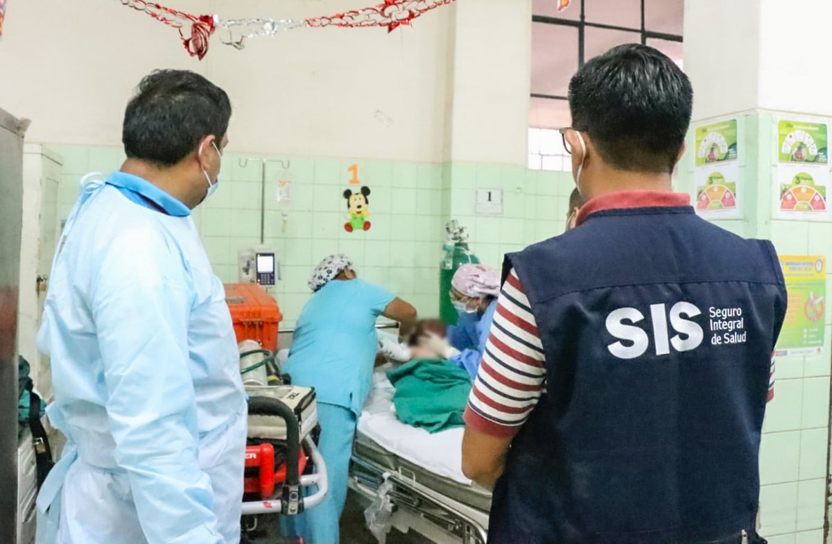 SISPeruOficial's tweet photo. #JuntosSalvamosVidas
Un niño de 8 meses de nacido, junto a su madre de 27 años y dos adultas de 58 años, en estado crítico, fueron trasladados en vuelo aeromédico, provenientes de hospitales de #Lambayeque y #Piura, con destino al #INSN_SanBorja, #HNAL, #HNHU e #INEN, en #Lima.✈️ https://t.co/2GqsSMaIVL