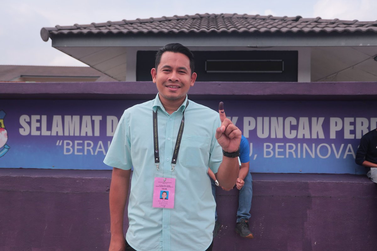 danndanialAR's tweet photo. Selesai mengundi di SK Puncak Perdana bagi DUN Kota Anggerik. 1 undi untuk Pakatan Harapan, Kerajaan Perpaduan☝️ 

#PerpaduanDemiKestabilanDanKemakmuran #PerpaduanReady #arusmerahkuning #KitaSelangor #rahmahbatutiga https://t.co/3D9P0SeTCU