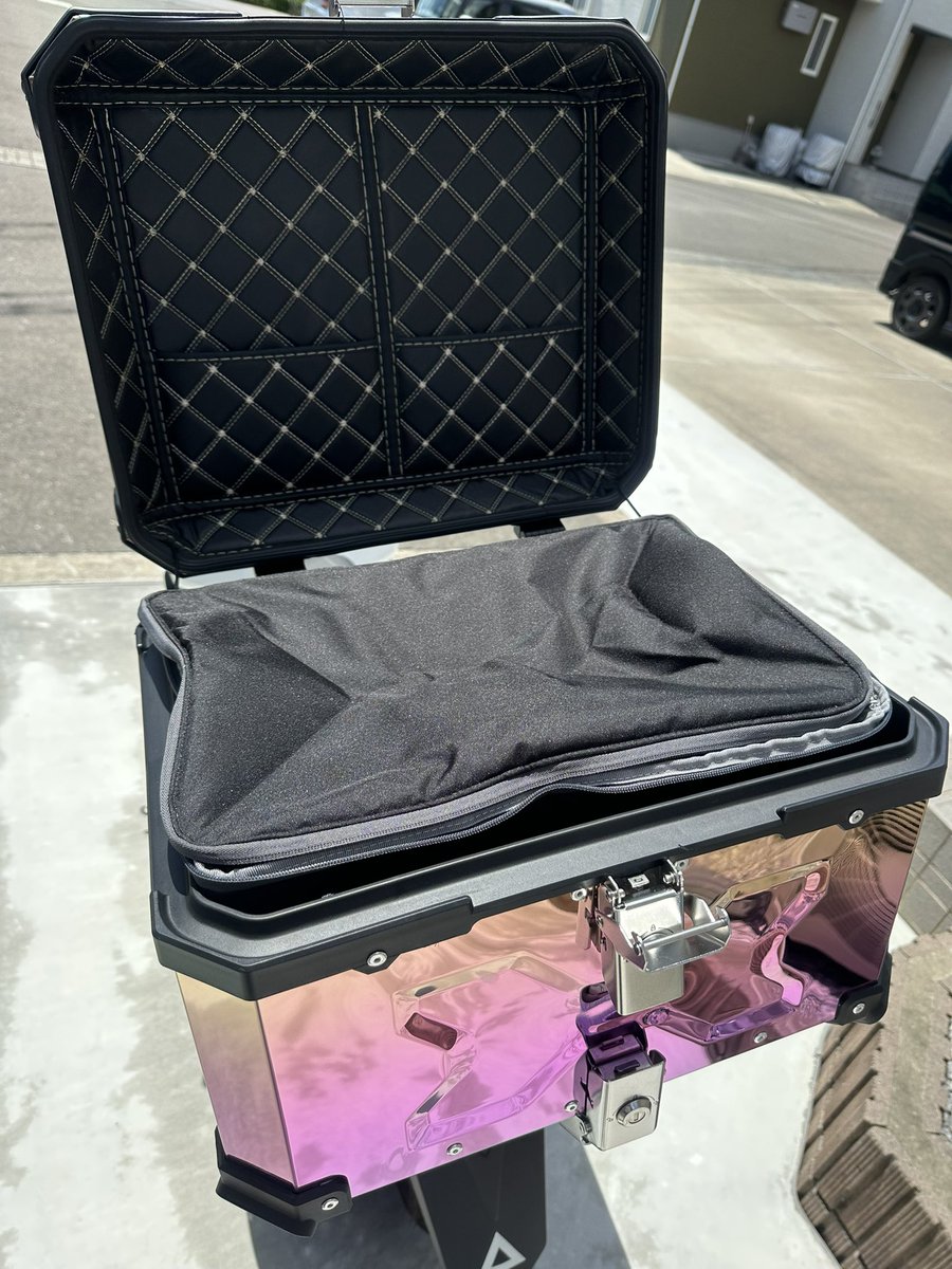 リアボックス取り付け完了😆色が目立ち過ぎる（笑） これで背負わなく