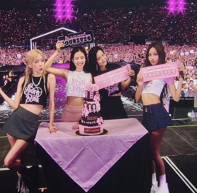 PopBase's tweet photo. BLACKPINK celebrate their 7th anniversary at their sold-out show at the MetLife stadium. https://t.co/EX6tu9BoRA
