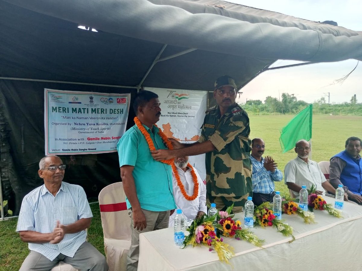 BSF_India's tweet photo. 09 August 2023
Retired personnel were felicitated for their dedicated service to the nation jointly by #Praharis of 35 Bn BSF and NGO Gamila Nabin Sangha in Village Jasaitala, Lalgola, Distt-Murshidabad.
#VeeronKaVandan
#MeriMaatiMeraDesh