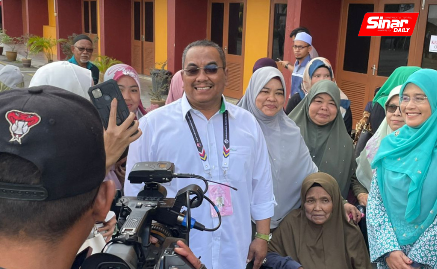 sinardailymy's tweet image. Sanusi made a pit stop at the voting centre, to greet his mother Meriam Ahmad, 73, who came to vote earlier. #Sanusi #Politician #StatePolls