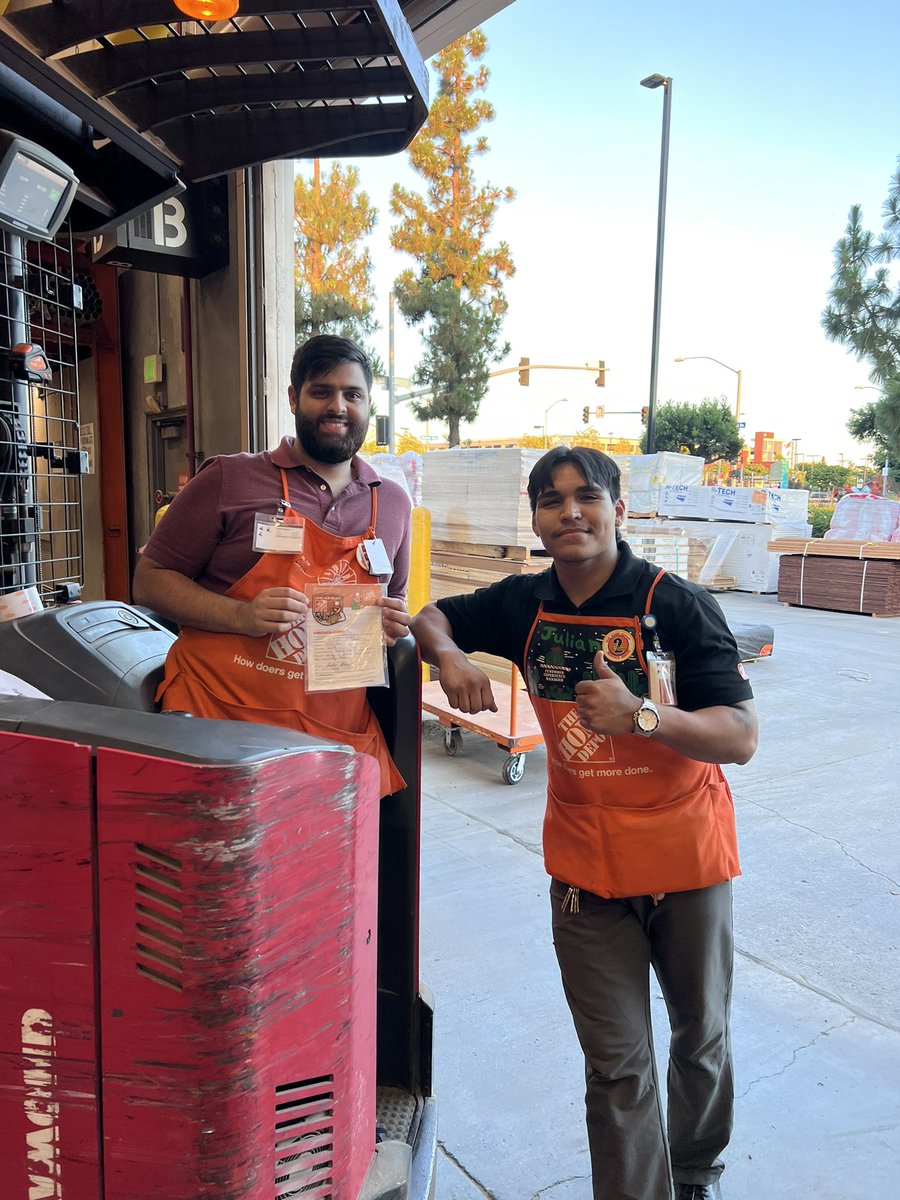 JulianGarciaHD's tweet photo. Handing out homers today! 
Ally D90 helped a customer during a scam situation and saved her so much stress! 
Chris D31 consistently helps where needed in different departments! These associates are why I love my job! https://t.co/TRQDHRNKkC