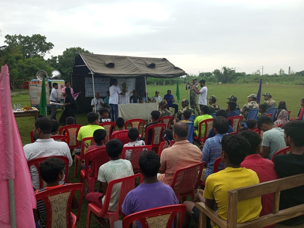 BSF_India's tweet photo. 09 August 2023
Retired personnel were felicitated for their dedicated service to the nation jointly by #Praharis of 35 Bn BSF and NGO Gamila Nabin Sangha in Village Jasaitala, Lalgola, Distt-Murshidabad.
#VeeronKaVandan
#MeriMaatiMeraDesh