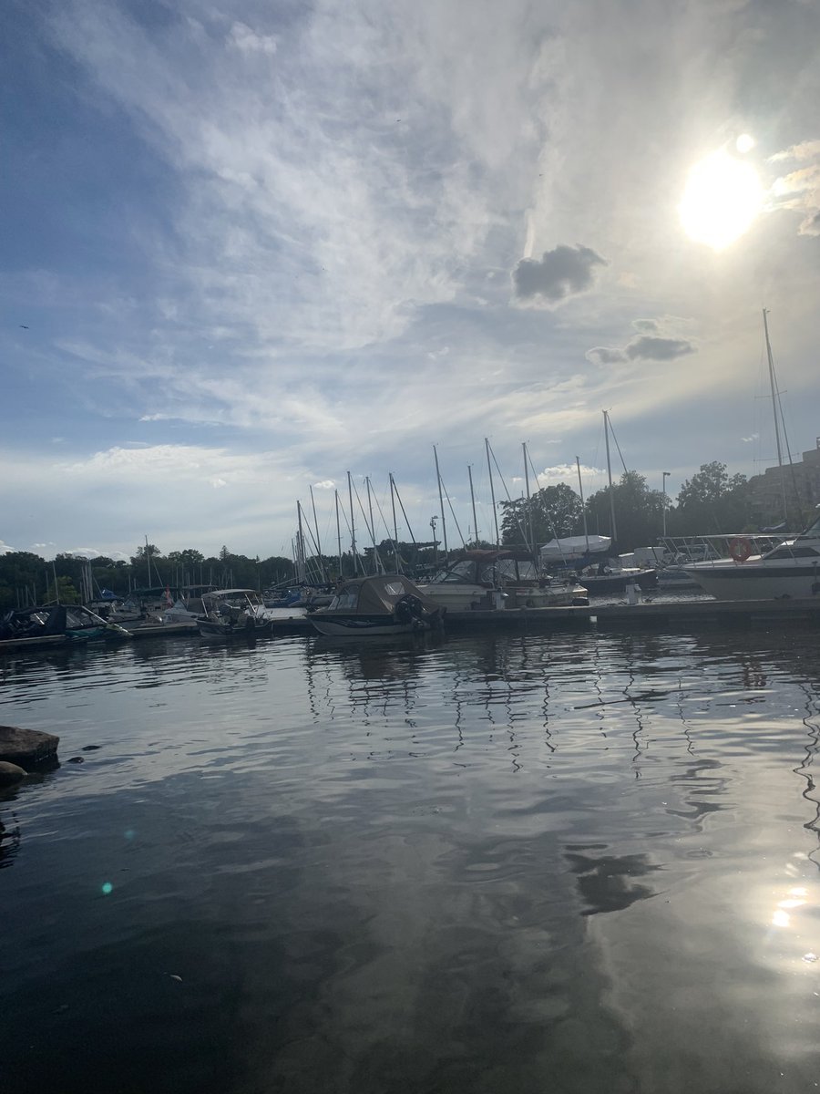 SherriShep's tweet photo. Spontaneous evening on Lake Ontario with friends! #brontetoburlington https://t.co/i1QBZhG95z