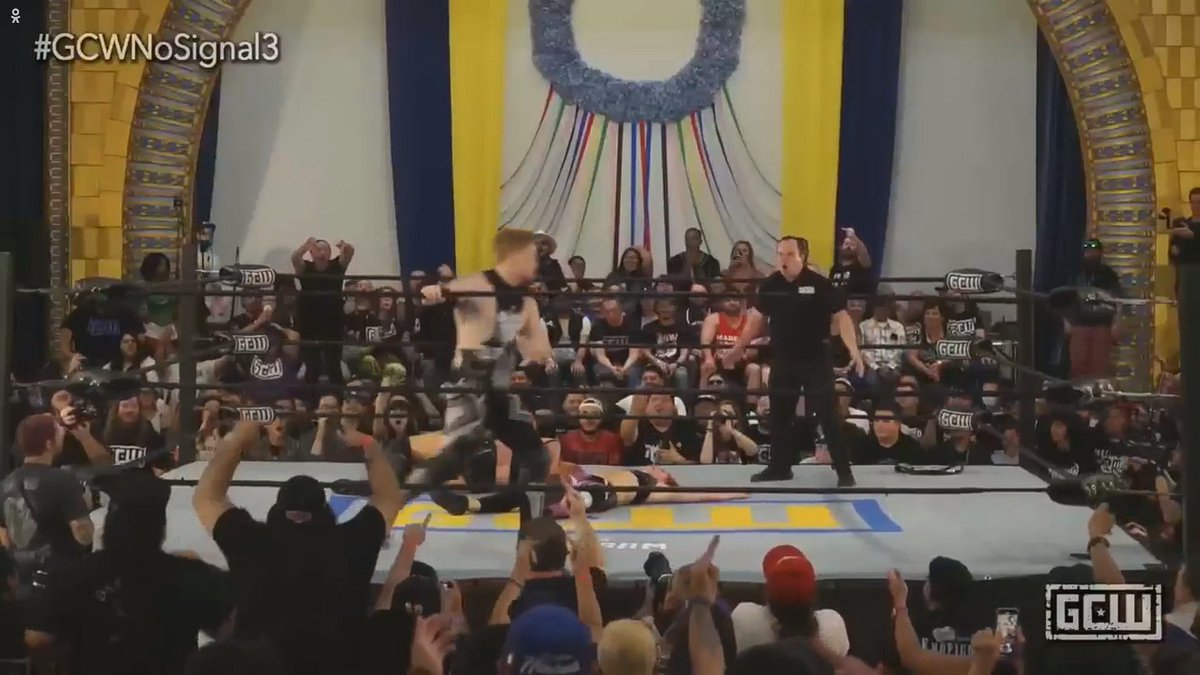 FaceGenerico's tweet photo. !LLEGÓ EL CAMPEÓN! Blake Christian llega para evitar la victoria de Masha Slamovich. #GCWNoSignal #GCW https://t.co/9NXTmGhTCJ