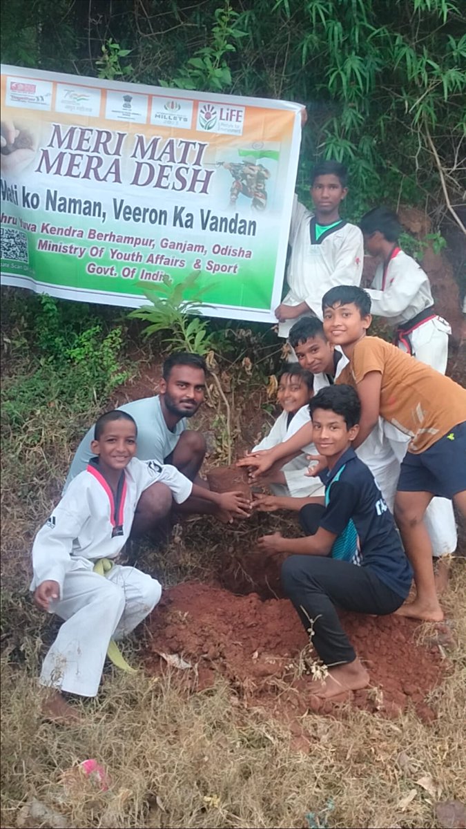 ✅Embracing the spirit of #VeeronKaVandan and #MeriMatiMeradesh campaign, @NehruGanjam joined hands with Shyama Kali Youth Club for a tree plantation drive at Badamadhapur village, Chatrapur Block.