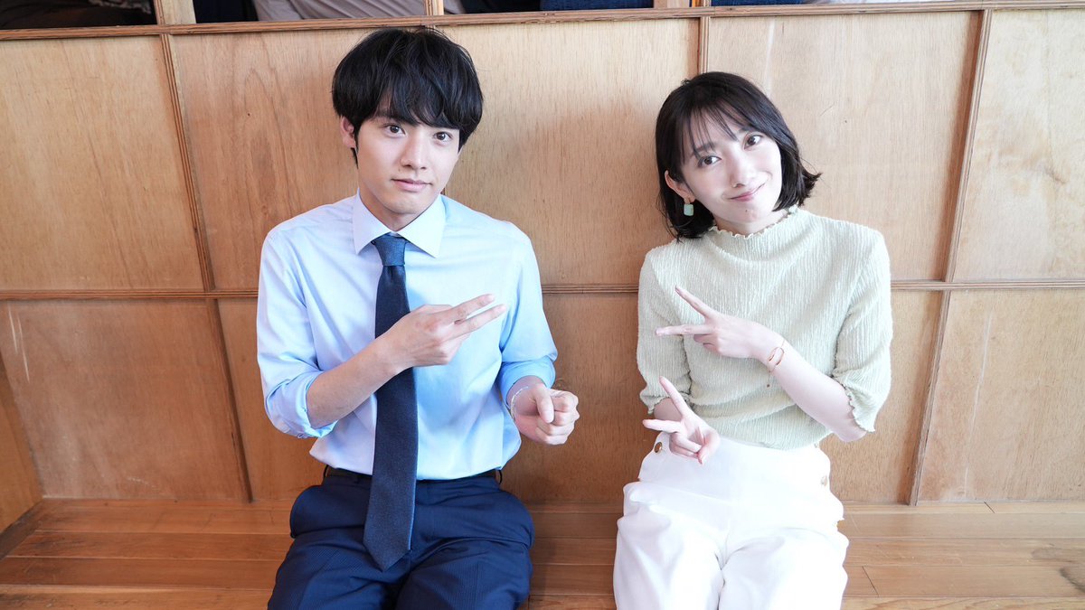 escape_ntv's tweet photo. #向井くんオフショット📸

向井(#赤楚衛二)くんと洸稀(#波瑠)✌️

よく見ると…じゃんけん✊
向井くん、勝ってる…笑

#TVer では
1〜4話ダイジェスト・5話も配信中🫶
まだまだ6話に追いつけます！
🔗https://t.co/2ubQcTpv8M

#こっち向いてよ向井くん
#第6話は8月16日水曜よる10時 https://t.co/4jBvOYqNA7