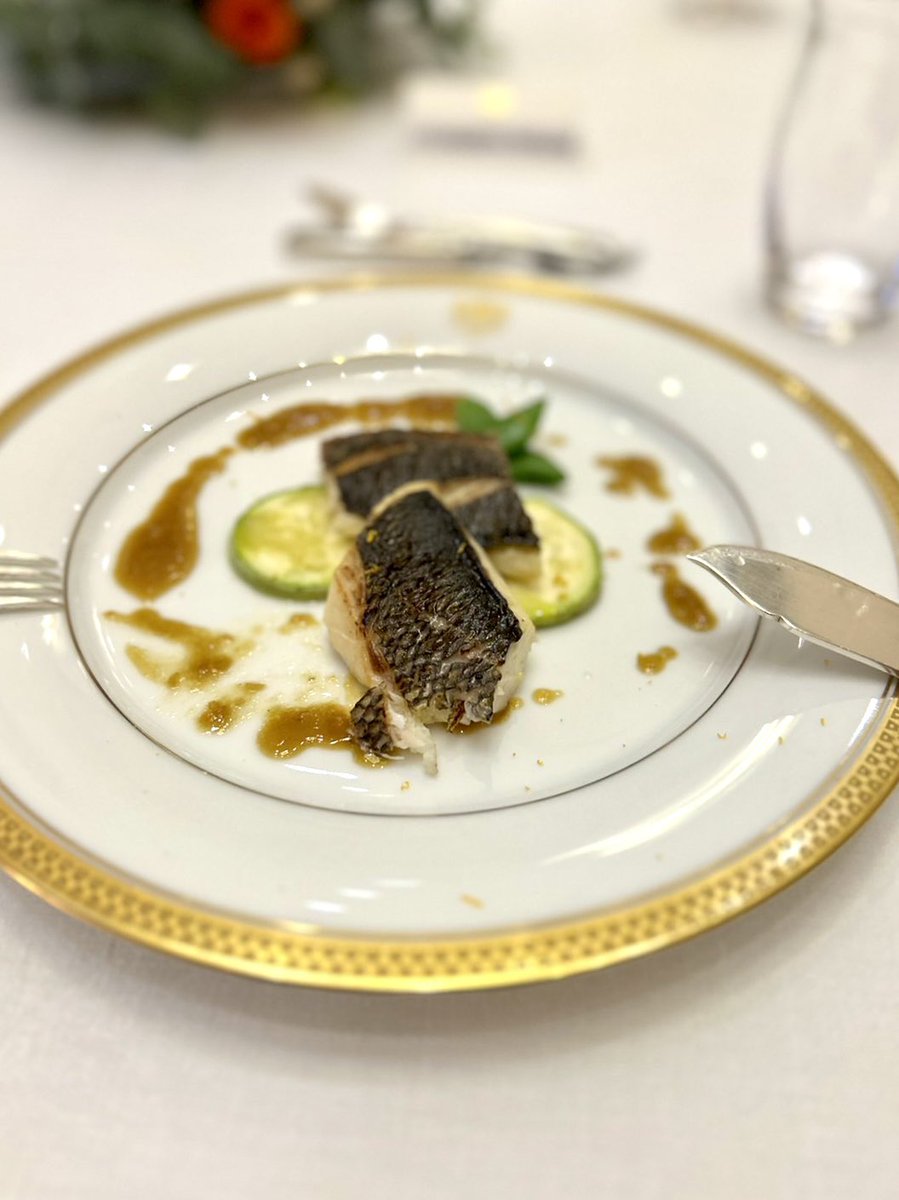 nobu_sakakibara's tweet photo. アゼルバイジャン大使の和田大使との夕食会では、アゼルバイジャンの代表的な料理を織り交ぜた、ラム肉のラグーソースのパスタや黒鯛のオレンジソースなどを頂きながら、RIZINアゼルバイジャン大会へ日本大使館としての全面的なサポートをして頂ける確約を頂きました！

これはとても心強いです！

日本大使館の公邸の入口がとても綺麗で荘厳でしたし、食器がとても素敵でした。
何だか嬉しかったです！