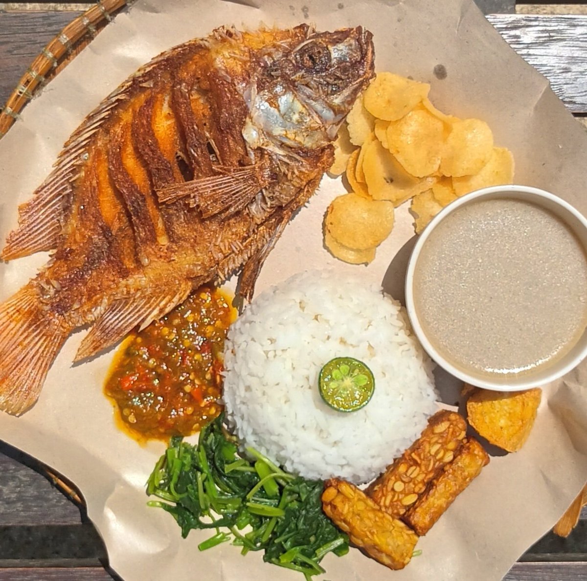 aideology66's tweet photo. @burgerak sekarang dah ada hidangan tengah hari, Tuan² Puan² ya.

@KuantanTV @twtkuantan_food @KuantanPublic @Twt_Kuantan https://t.co/VsZmaFw9GK