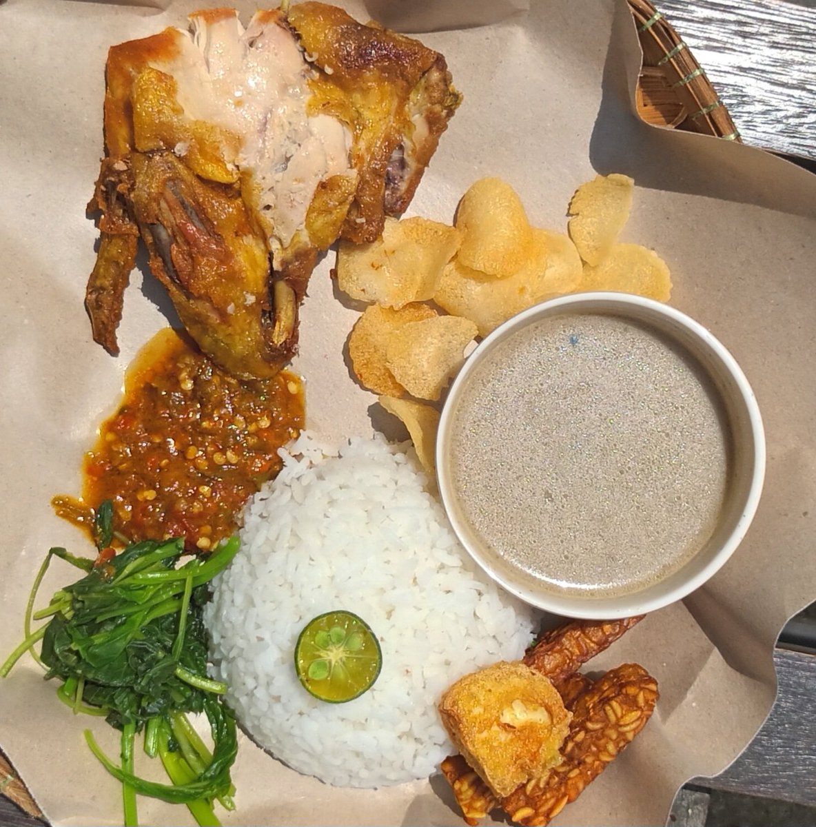 aideology66's tweet photo. @burgerak sekarang dah ada hidangan tengah hari, Tuan² Puan² ya.

@KuantanTV @twtkuantan_food @KuantanPublic @Twt_Kuantan https://t.co/VsZmaFw9GK