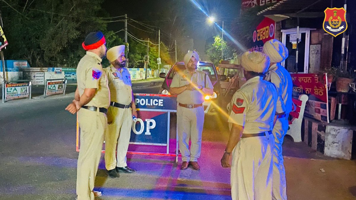 FaridkotPolice's tweet photo. ਫਰੀਦਕੋਟ ਪੁਲਿਸ ਦੇ ਸੀਨੀਅਰ ਅਫਸਰਾਂ ਵੱਲੋ ਸੁਤੰਤਰਤਾ ਦਿਵਸ ਦੇ ਮੱਦੇਨਜ਼ਰ ਜਿਲ੍ਹਾ ਫਰੀਦਕੋਟ ਵਿਚ ਸੁਰੱਖਿਆ ਪ੍ਰਬੰਧਾਂ ਦੀ ਜਾਂਚ ਕੀਤੀ ਅਤੇ ਡਿਉਟੀ ਤੇ ਤਾਇਨਾਤ ਪੁਲਿਸ ਕ੍ਰਮਚਾਰੀਆ ਨੂੰ ਡਿਊਟੀ ਸਬੰਧੀ ਬਰੀਫ ਕੀਤਾ ਗਿਆ।
#24X7
#SecurityChecking https://t.co/nsJofkidYh