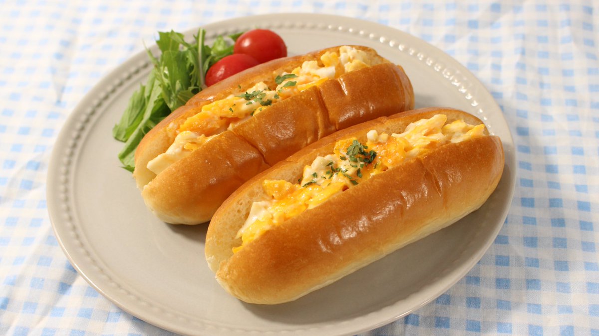 HG7654321's tweet photo. たまごサンドを食べたいけど、ゆで卵から作るのが面倒くさい日に僕が作る作り方👇
①黄身を潰した目玉焼きを作る(卵2個)
②火が入ったらヘラの先で細かく刻む
③マヨネーズ大さじ3とケチャップ小さじ1と塩1つまみを加え、パンに挟んで完成〜

洗い物も少ないし速攻作れるし超おすすめ！
補足あり👇 https://t.co/q13QhORisD