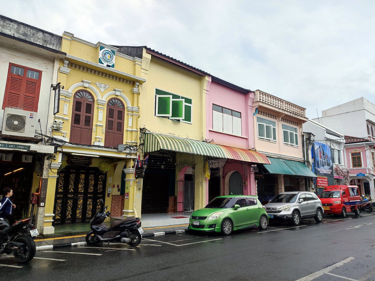 Hired a driver for 8 hours today through #Grab and it only cost 2000 baht! About £45! Split between 4 of us it's a really affordable way to see the sights in #Phuket! 🙌🏼🇹🇭  #OldTown