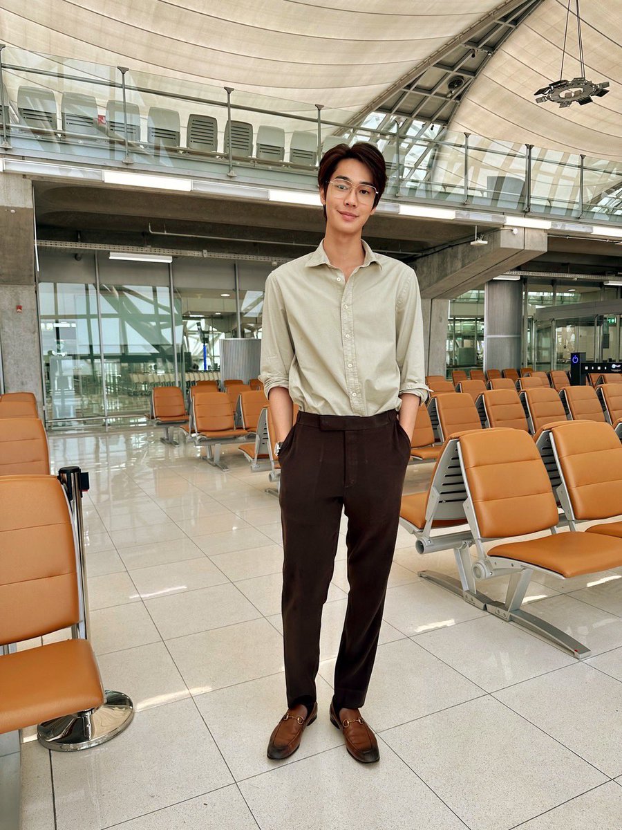 GMMTV's tweet photo. ดิว พร้อมบินไปสร้างความสุขให้แฟน ๆ แล้ว กับแฟนมีตเดี่ยวครั้งแรก "DEW 1st SOLO FANMEET IN TAIPEI" แล้วเจอกันนะครับ

#DewreadyforTaipei 
#GMMTV https://t.co/qoX9QVMjY4