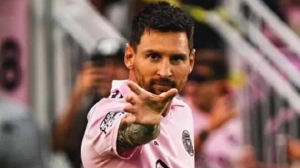 SofascoreBR's tweet photo. Lionel Messi com a camisa do Inter Miami:

🕸 1 comemoração do Homem-Aranha
🙅‍♂️ 1 comemoração do Pantera Negra
🔨 1 comemoração do Thor

E após uma avaliação minuciosa, eu já tenho meu veredito: Fã de Marvel! https://t.co/B5TMhDWgGm