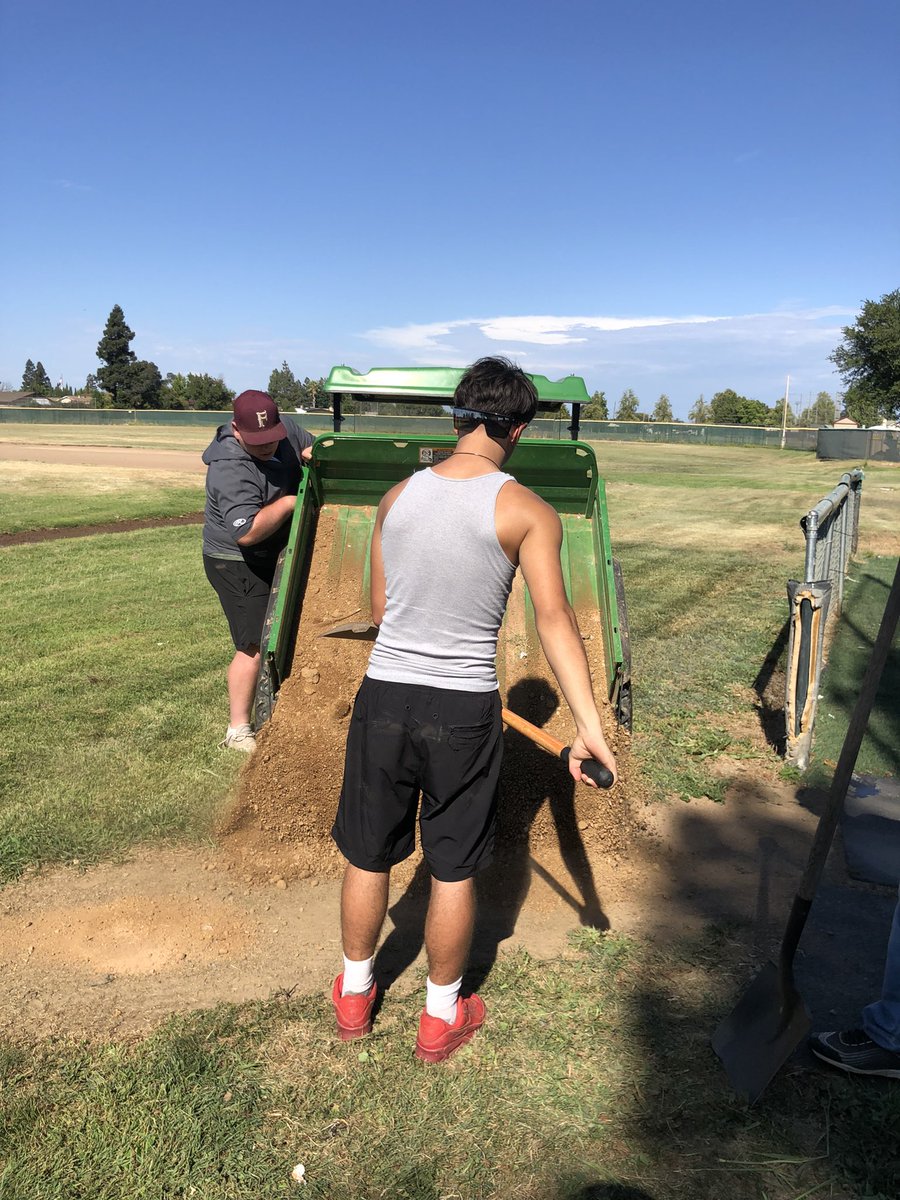 panthers_fhs's tweet photo. Coming together as a program with an impromptu field day with the returners of the program. So fortunate are we to have such a great group of kids to work with at Florin So much tradition and history! #programgoals @deric_quigley @DerrickSmtih9 @BestSpeedAllday @SacBee_JoeD https://t.co/WF5wYW9aE3