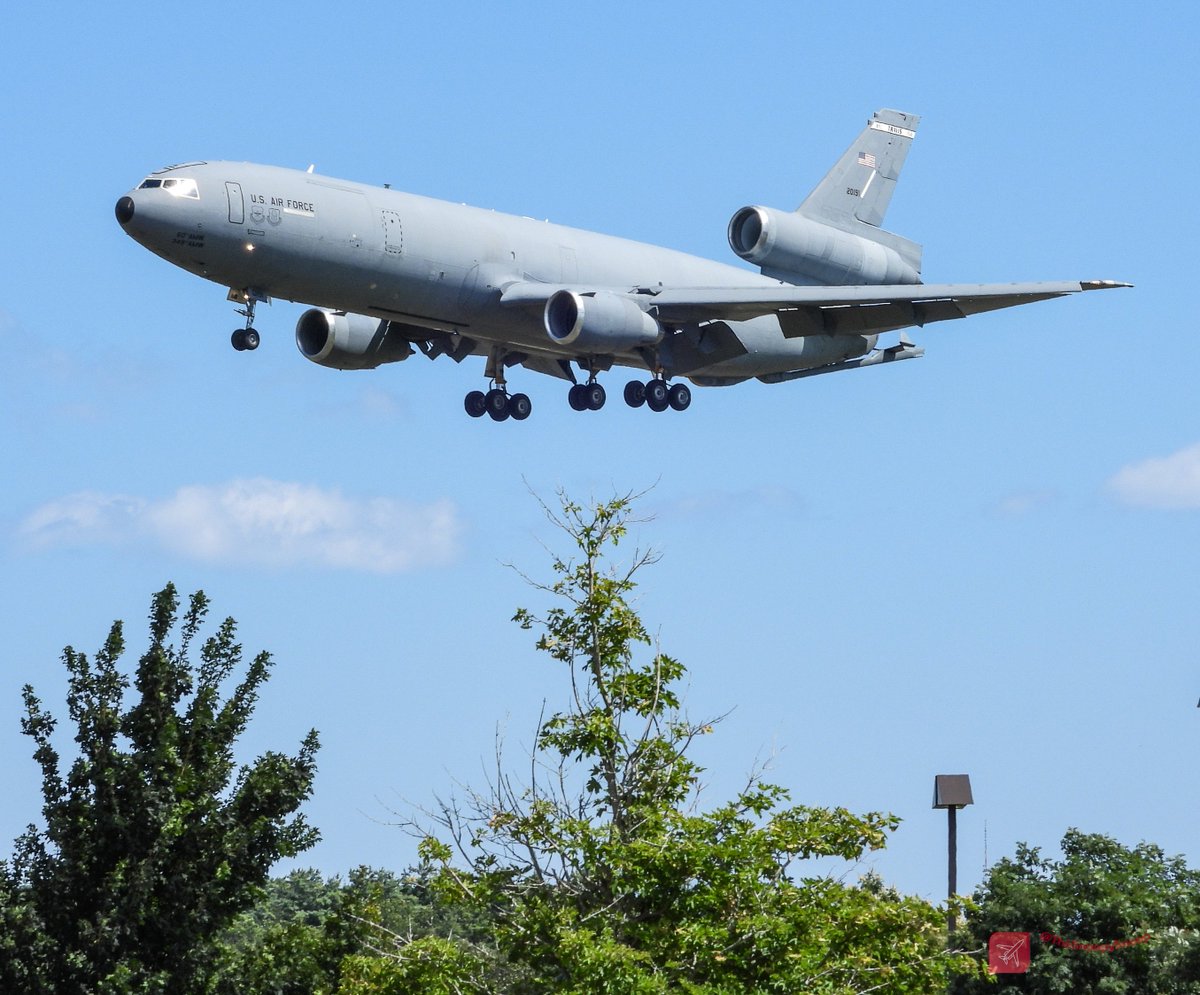 TheSnoopySnoop's tweet photo. I almost missed these today at KPSM but @DaveOTGphotog had my back (thank you!)
Really great to see the Extender too!
KC-10A Extender #AE0210 82-0191 Travis, arriving from Spangdahlem
KC-46A Pegasus #AE5BBE 16-46013 New Hampshire, arriving from Mildenhall
#avgeek #aviation https://t.co/ePzCuDquVb
