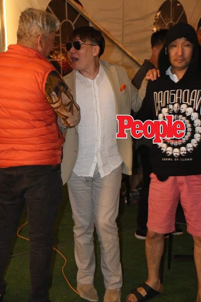 Осоржамаа байна гэж харлаа...