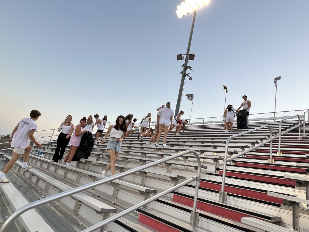 RobSeymour71's tweet photo. Over 1,000 tickets sold to our scrimmage and the @FHSTigerCage takes the time to clean their section. #TigerTradition
#TigerCharacter
#TigerPride https://t.co/UNzJwyjFjk