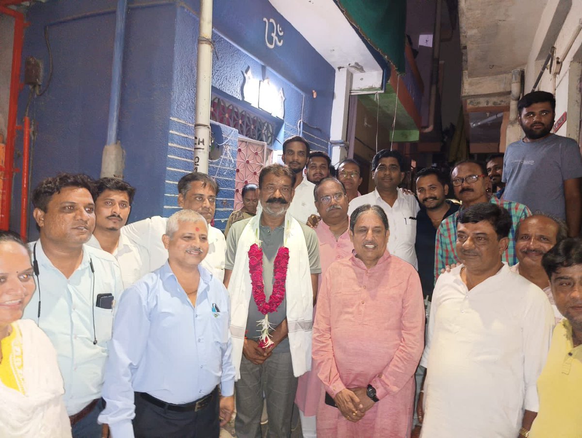 svgrybguj's tweet photo. ‘મેરી માટી, મેરા દેશ’ અભિયાન અંતર્ગત સ્વામી વિવેકાનંદ ગુજરાત રાજ્ય યુવા બોર્ડના કર્ણાવતી મહાનગરના સંયોજકો દ્વારા દેશના સૈનિકનું સાલ અર્પણ કરી સન્માન કર્યું અને દેશ પ્રત્યેની તેમની નિષ્ઠાને બિરદાવવામાં આવી. 

આ પ્રસંગે ધારાસભ્ય શ્રી કૌશિકભાઈ જૈન સહિતના આગેવાનો ઉપસ્થિત રહ્યા હતા. 

#MeriMatiMeraDesh #AmritMahotsav
