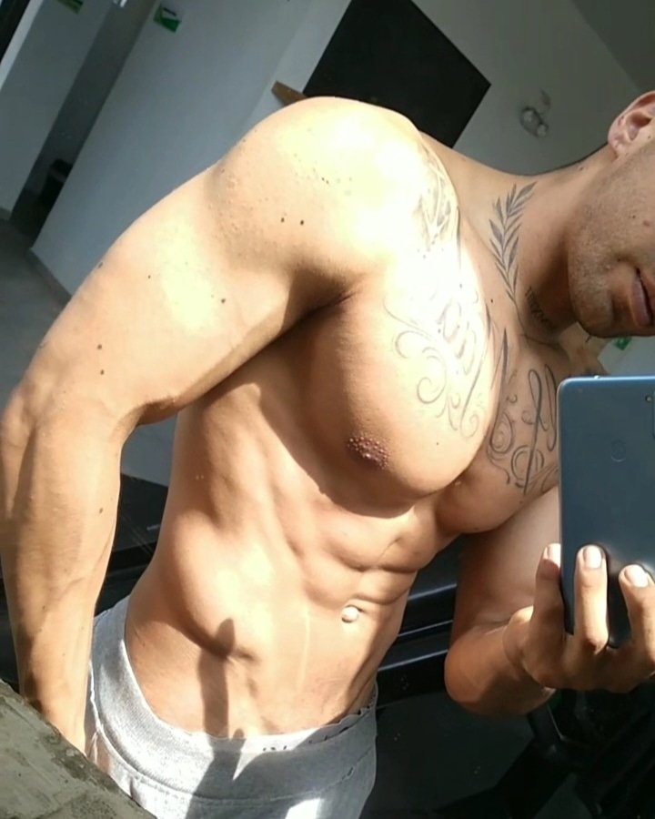 AlexandreStone9's tweet photo. La dedicación y la disciplina son mi mayor virtud, me ha llevado a los mejores tiempos de mi vida. 

#muscleguys #discipline #dedication #Strongmen #models #Men #tattoo #latinos https://t.co/YcdaFHYNBV
