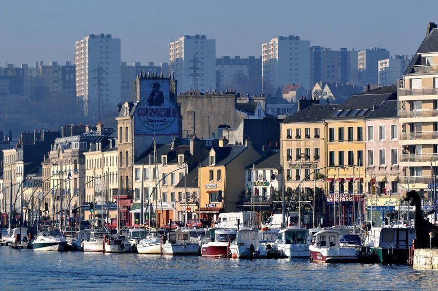 GossipRoomOff's tweet photo. 🚨 Des faits d’une violence inouïe… Un individu de 18 ans déjà connu des services de police, Oumar N., a été interpellé ce jeudi après un viol barbare survenu vendredi 4 août à Cherbourg-en-Cotentin (Manche).

Ce jour-là, aux alentours de 8h30, les sapeurs-pompiers puis les policiers interviennent au domicile d’une jeune femme de 29 ans, dans le centre-ville de Cherbourg. En état de choc et dénudée, elle explique aux forces de l’ordre qu’elle vient d’être frappée puis violée chez elle.

Selon le témoignage de la victime, un homme - qu’elle avait déjà aperçu mais ne connaissait pas -, s’est introduit à son domicile une demie heure plus tôt. Elle explique que cet inconnu l’a frappée à de multiples reprises, au visage et sur le corps, avant de la violer plusieurs fois, notamment avec un manche à balai.
Les médecins ont diagnostiqué chez la victime une perforation du colon, de l'intestin grêle, du péritoine et du diaphragme, un pneumothorax, des fractures aux côtes et un risque élevé de choc septique. Conduite à l’hôpital, la jeune femme a été plongée dans un coma artificiel. Elle est actuellement entre la vie et la mort, son pronostic vital étant engagé. (via Le Figaro)