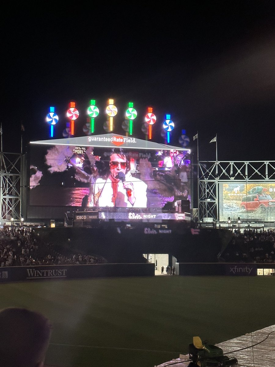 Kristuhhhhh's tweet photo. That one time Elvis sang the same amount of songs as @jakeowen at the @whitesox stadium #Ifyouknowyouknow https://t.co/6BCaws0RPj