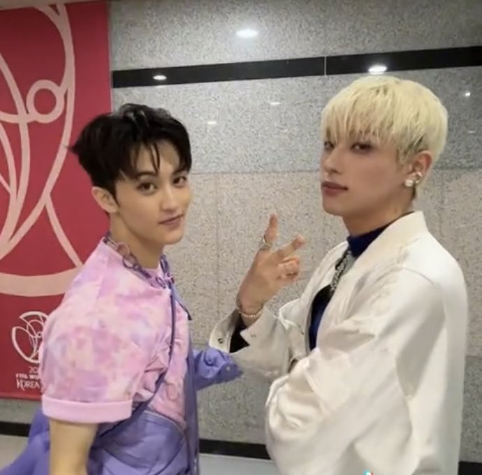 joyfulmarkly's tweet photo. mark is like the most extroverted introvert 😭 https://t.co/9uMGZqHSNf