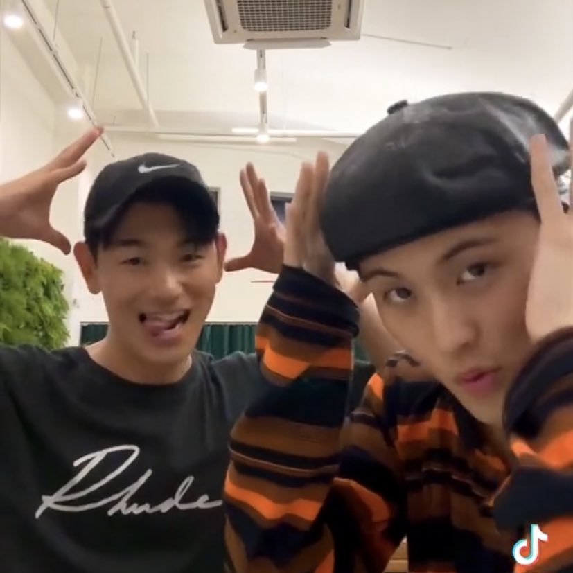 joyfulmarkly's tweet photo. mark is like the most extroverted introvert 😭 https://t.co/9uMGZqHSNf