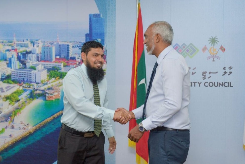 ޑރ. މުޢިއްޒު އާ ބައްދަލުކޮށް ވެރިކަމުގެ ތަސައްވުރު ސާފު ކޮށްފިން. އެމަނިކުފާނާ މެދު އިތުބާރު އެބައޮތް. ހެޔޮވެރިކަމެއް ކޮށްދެވޭނެ ޢިލްމާއި ގާބިލުކަމާއި މަޑުމައިތިރި ރިވެތި ސިފަތައް އެބަހުރި. އަޅުގަނޑުގެ ތާއީދު ޑރ. މުޢިއްޒުއަށް. މާތްﷲ އެ މަނިކުފާނަށް ކާމިޔާބު މިންވަރު ކުރައްވާށި.